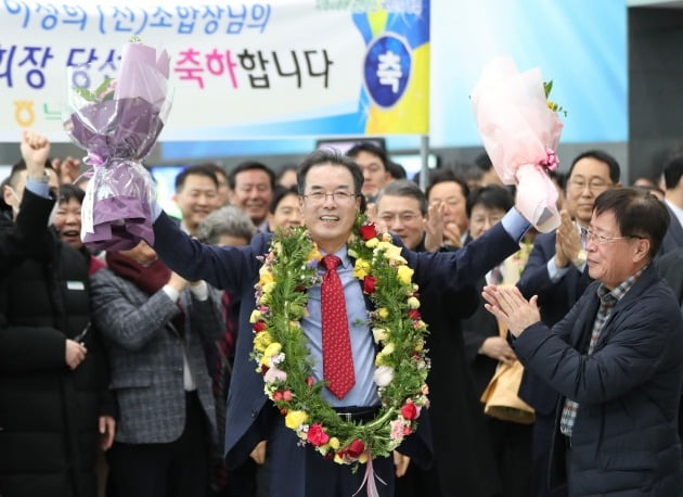 제24대 농협중앙회장에 당선된 이성희 전 낙생농협 조합장이 31일 오후 서울 중구 농협중앙회 대강당에서 당선통지서를 받은 뒤 손을 들어 인사하고 있다. [사진=연합뉴스]