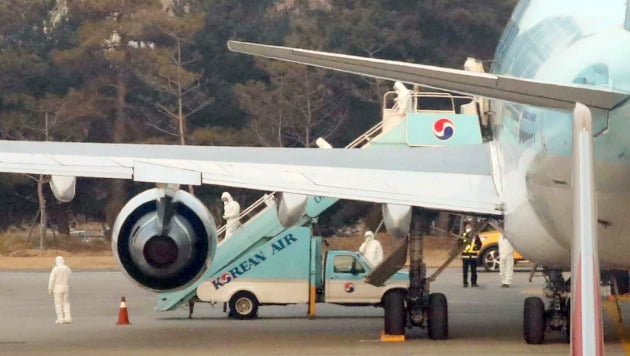 중국 후베이성 우한에서 교민을 태우고 온 대한항공 전세기가 지난달 31일 김포공항에 도착해 검역을 받고 있다.  /연합뉴스