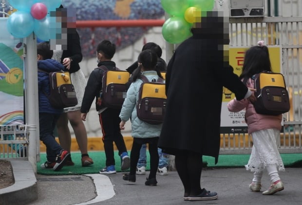 온라인 입학시스템 '처음학교로' 전면 도입했지만…정보 '반쪽 공개'로 올해도 카지노 꽁돈 입학대란