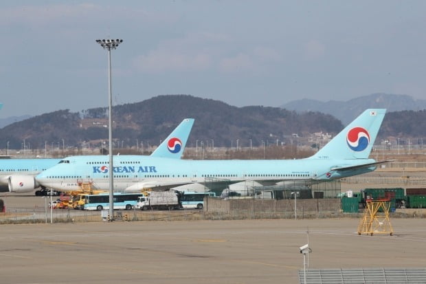 중국 우한 거주 한국 교민 수송 전세기 운항 일정이 지연된 가운데 30일 오후, 인천국제공항 대한항공 계류장에서 우한행 전세기로 추정되는 KE9883-HL7461편이 대기하고 있다/사진=연합뉴스