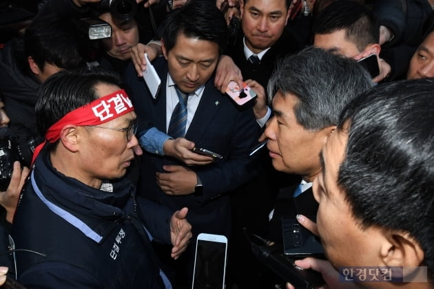 [포토] 윤종원 신임 IBK 기업은행장 출근 막는 금융노조