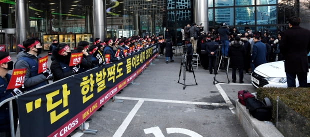 윤종원 신임 IBK 기업은행장(전 청와대 경제수석)이 첫 출근하는 3일 오전 서울 중구 IBK 기업은행 본점에서 금융노조원들이 윤 행장의 출근을 저지하고 있다. /사진=최혁 한경닷컴 기자 chokob@hankyung.com