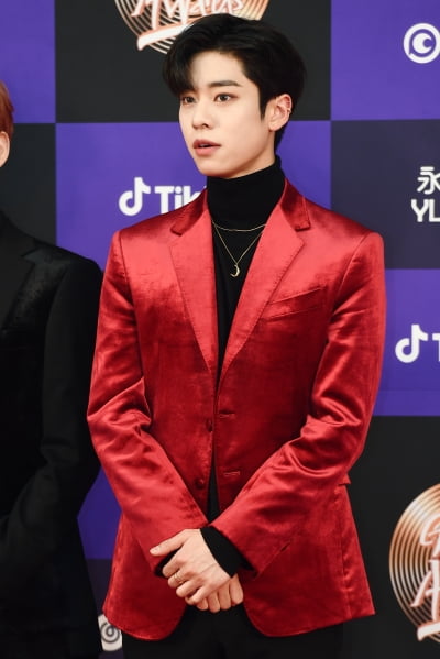 [포토] AB6IX 김동현, '붉은 재킷 멋지게 입고~' (골든디스크)