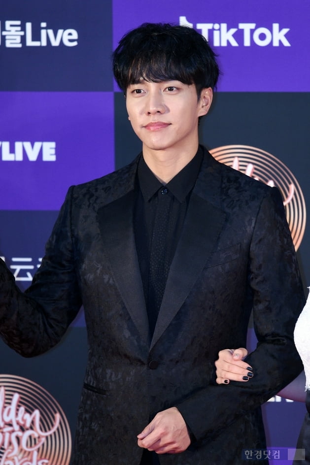 [포토] 이승기, '사회자로 골든디스크 참석했습니다'(골든디스크)