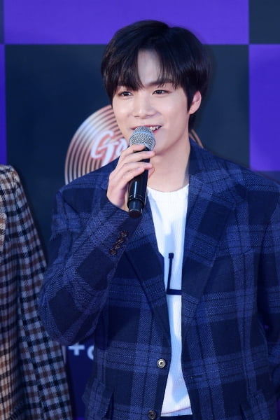 [포토] 뉴이스트 JR, '사랑스러운 미소 지으며'(골든디스크)