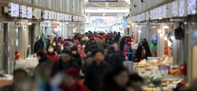 설 연휴를 하루 앞둔 2020년 1월 23일 서울 경동시장이 장을 보려는 인파로 북적이고 있다. 사진=연합뉴스