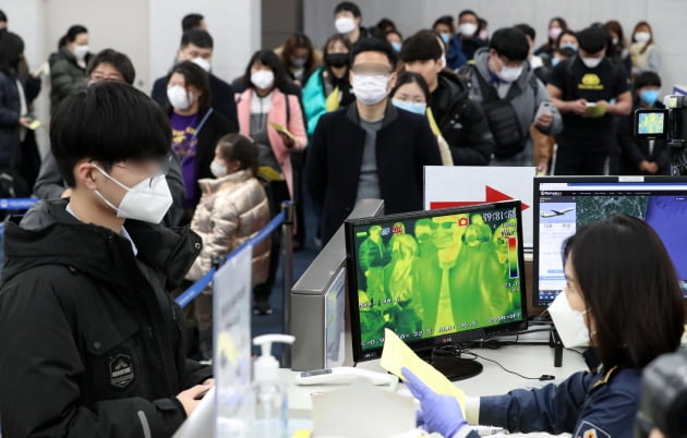 2020년 1월 28일 부산 강서구 김해국제공항 입국장에서 중국발 승객들이 검역대를 통과하고 있다. 사진=연합뉴스