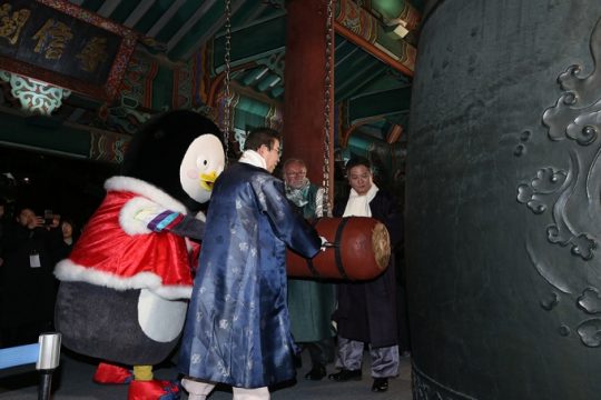 1일 새벽 서울 종로구 보신각에서 열린 제야의 종 타종 행사에 참여한 펭수./사진공동취재단