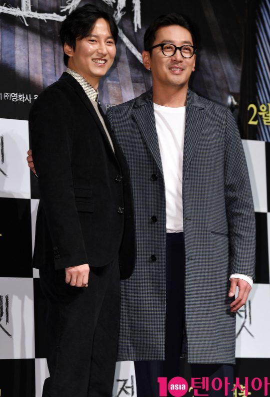 배우 김남길과 하정우가 2일 오전 서울 신사동 압구정 CGV에서 열린 영화 ‘클로젯’ 제작보고회에 참석하고 있다.
