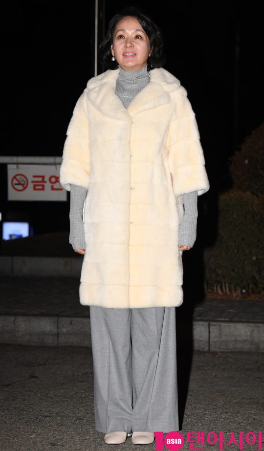 배우 배종옥이 4일 오전 서울 여의도동 KBS별관에서 열리는 ‘해피투게더4’ 녹화 출근길에 참석하고 있다.