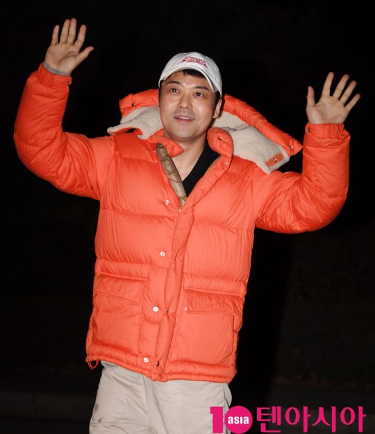 방송인 전현무가 4일 오전 서울 여의도동 KBS별관에서 열리는 ‘해피투게더4’ 녹화 출근길에 참석하고 있다.