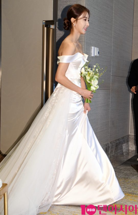 배우 한다감이 5일 오후 서울 송파구 롯데월드타워 시그니엘호텔에서 열린 결혼 기자회견에 참석하고 있다.
