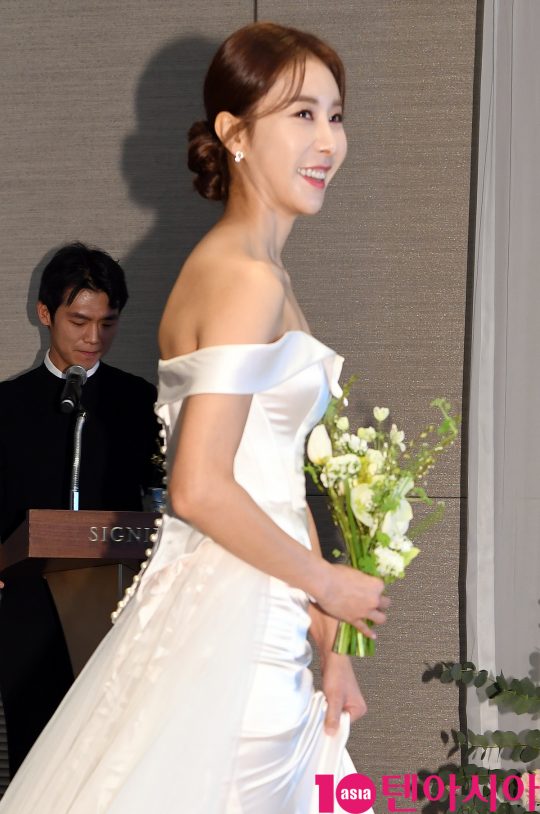 배우 한다감이 5일 오후 서울 송파구 롯데월드타워 시그니엘호텔에서 열린 결혼 기자회견에 참석하고 있다.