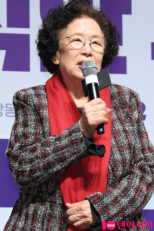 배우 나문희가 6일 오전 서울 신사동 CGV 압구정점에서 열린 영화 ‘정직한 후보’ 제작보고회에 참석해 인사말을 하고 있다.