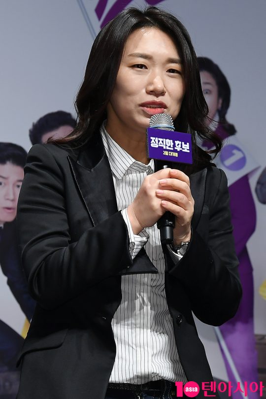 장유정 감독이 6일 오전 서울 신사동 CGV 압구정점에서 열린 영화 ‘정직한 후보’ 제작보고회에 참석해 인사말을 하고 있다.
