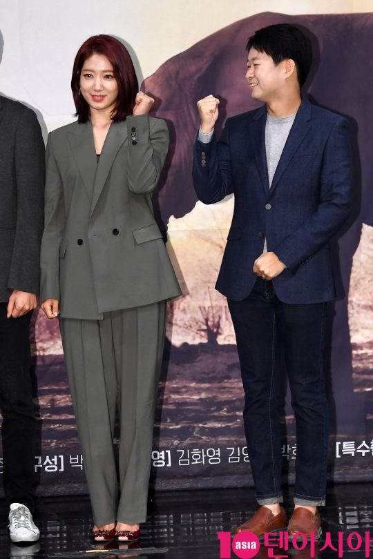 박신혜, 소형준 PD가 6일 오전 서울 상암동 MBC 골든마우스홀에서 열린 MBC 창사 58주년 특집 다큐멘터리 ‘휴머니멀’ 제작발표회에 참석하고 있다.