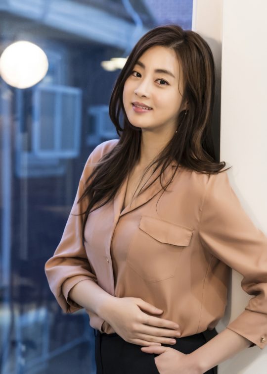 영화 ‘해치지않아’에서 까칠한 수의사 소원과 털털한 사자로 열연한 배우 강소라. /사진제공=에이스메이커무비웍스