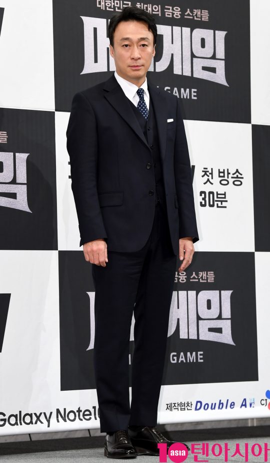 배우 이성민이 8일 오후 서울 강남구 논현동 임피리얼 팰리스 호텔에서 열린 tvN 새 수목드라마 ‘머니게임’ 제작발표회에 참석하고 있다.