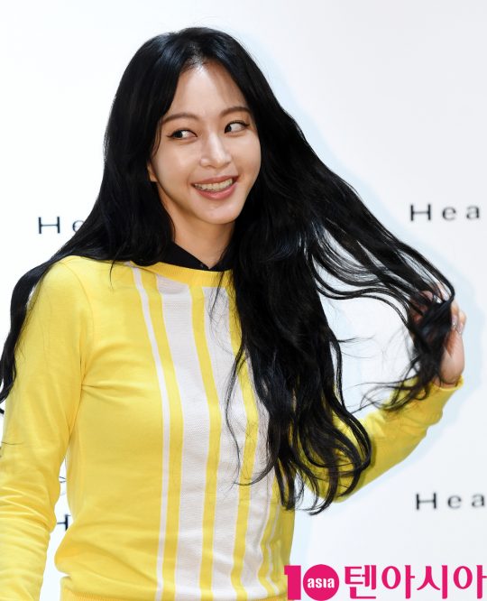 배우 한예슬이 9일 오후 서울 양재동 블랙야크 본사에서 열린 힐크릭 양재점 오픈 기념 매장 방문 행사에 참석하고 있다.