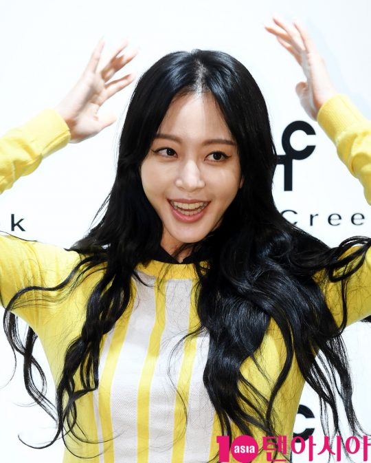배우 한예슬이 9일 오후 서울 양재동 블랙야크 본사에서 열린 힐크릭 양재점 오픈 기념 매장 방문 행사에 참석하고 있다.