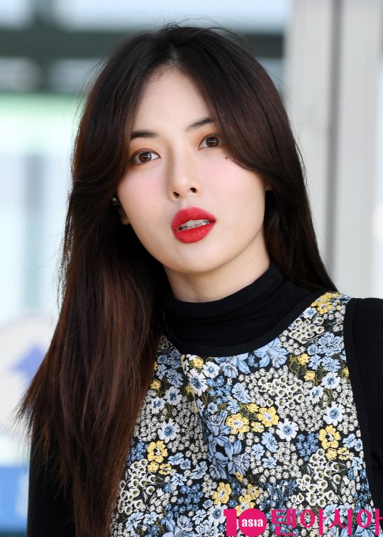 가수 현아가 13일 오전 광고 촬영차 인천국제공항을 통해 방콕으로 출국하고 있다.