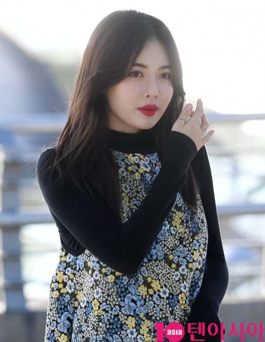 가수 현아가 13일 오전 광고 촬영차 인천국제공항을 통해 방콕으로 출국하고 있다.