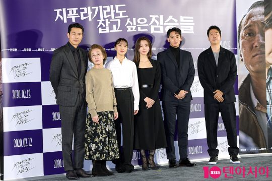 배우 정우성(왼쪽부터), 윤여정, 전도연, 신현빈, 정가람, 김용훈 감독