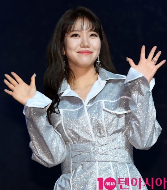 가수 김희진이 14일 오후 서울 서교동 하나투어 브이홀에서 열린 데뷔 앨범 ‘차마’ 발매 쇼케이스에 참석하고 있다.