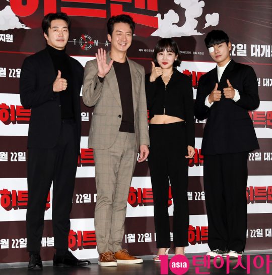배우 권상우,정준호,황우슬혜,이이경(왼쪽부터)이 14일 오후 서울 자양동 롯데시네마 건대입구점에서 열린 영화 ‘히트맨’ 언론시사회에 참석하고 있다.