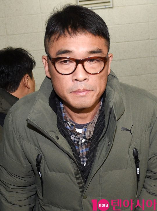 가수 김건모가 15일 오전 서울 대치동 강남경찰서에서 성폭행 의혹 혐의로 소환조사에 출석하고 있다.
