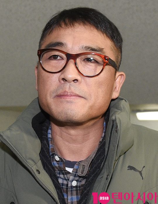 가수 김건모가 15일 오전 서울 대치동 강남경찰서에서 성폭행 의혹 혐의로 소환조사에 출석했다.