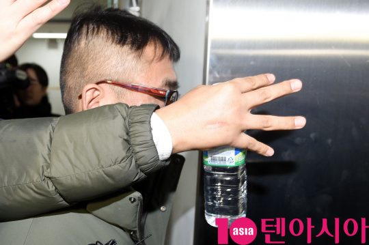 가수 김건모가 15일 오전 서울 대치동 강남경찰서에서 성폭행 의혹 혐의로 소환조사에 출석했다.
