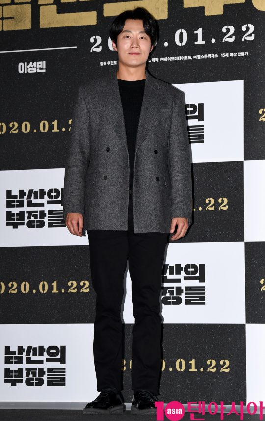 배우 이희준이 15일 오후 서울 한강로3가 CGV 용산아이파크몰점에서 열린 영화 ‘남산의 부장들’ 언론시사회에 참석하고 있다.