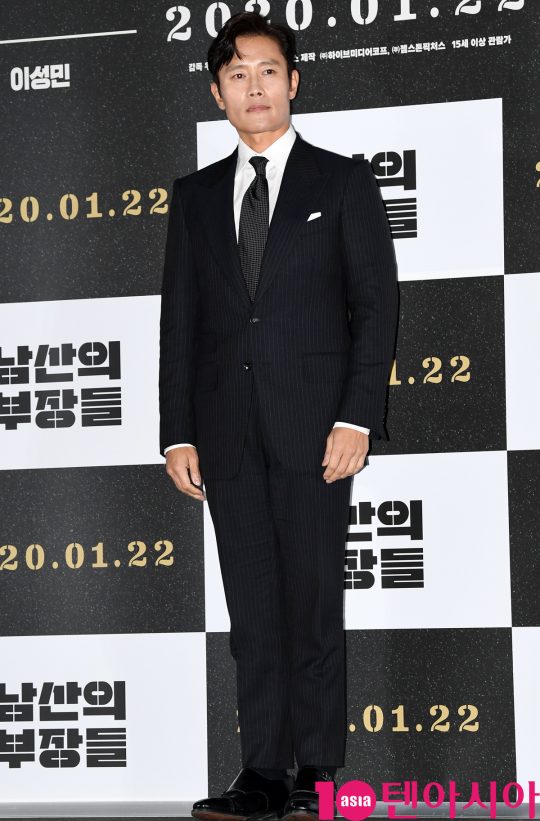 배우 이병헌이 15일 오후 서울 한강로3가 CGV 용산아이파크몰점에서 열린 영화 ‘남산의 부장들’ 언론시사회에 참석하고 있다.