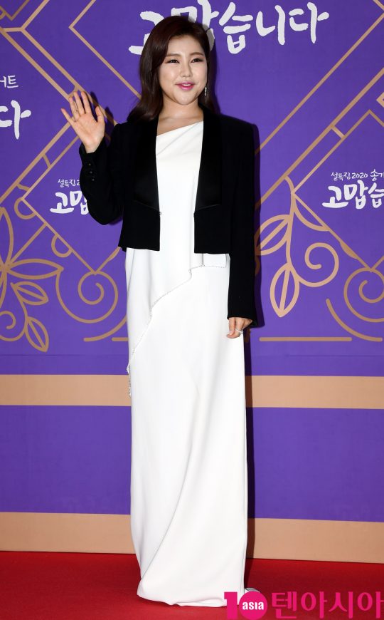 가수 송가인이 16일 오후 서울 상암동 MBC에서 열린 MBC 설특집 2020 송가인 콘서트 ‘고맙습니다’ 포토타임에 참석하고 있다.