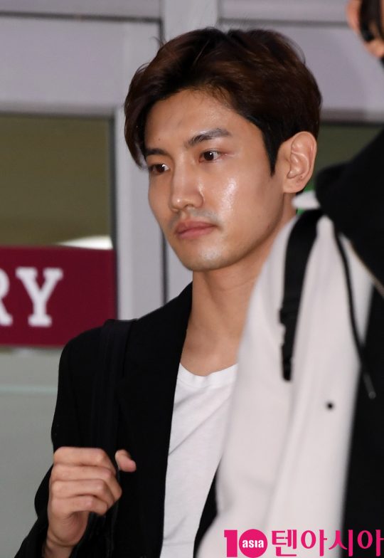 그룹 동방신기 최강창민이 21일 오후 일본 일정을 마치고 김포국제공항을 통해 입국하고 있다.