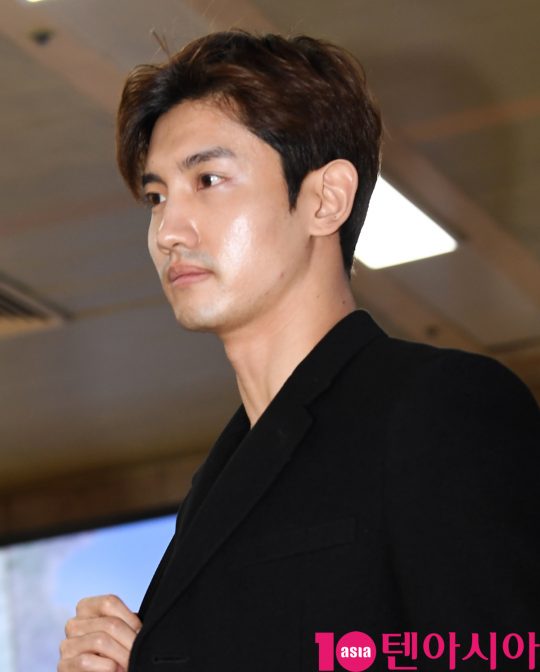 그룹 동방신기 최강창민이 21일 오후 일본 일정을 마치고 김포국제공항을 통해 입국하고 있다.