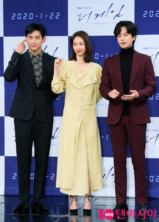 배우 옥택연(왼쪽부터), 이연희, 임주환이 22일 오후 서울 상암동 MBC 골든마우스홀에서 열린 MBC 새 수목드라마 ‘더 게임: 0시를 향하여’ 제작발표회에 참석했다. /서예진 기자 yejin@