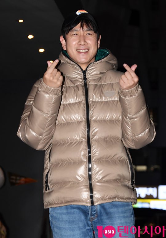 배우 이선균이 22일 오후 서울 여의도 한 음식점에서 열린 JTBC 월화드라마 ‘검사내전’ 쫑파티에 참석하고 있다.