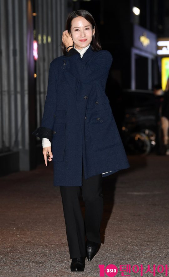 배우 조여정이 23일 오후 서울 여의도 한 음식점에서 열린 KBS 수목드라마 ’99억의 여자’ 종방연에 참석하고 있다.