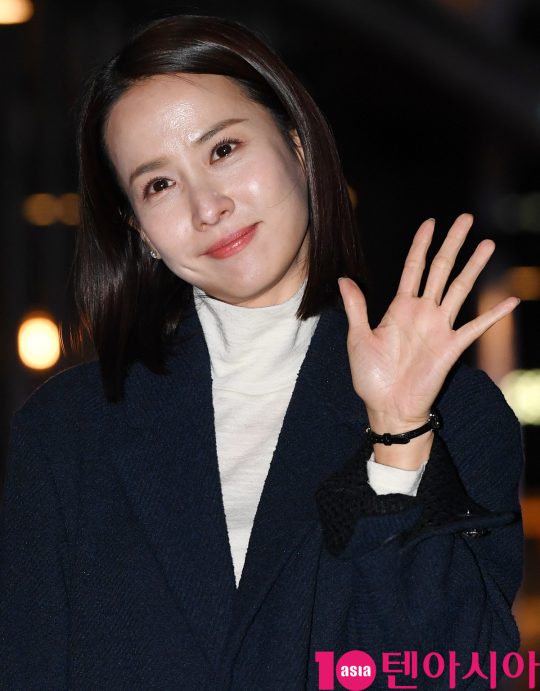 배우 조여정이 23일 오후 서울 여의도 한 음식점에서 열린 KBS 수목드라마 ’99억의 여자’ 종방연에 참석하고 있다.