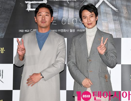 배우 하정우와 김남길이 29일 오후 서울 한강로3가 CGV 용산아이파크몰점에서 열린 영화 ‘클로젯’ 언론시사회에 참석하고 있다.