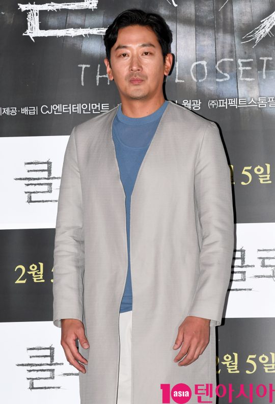 배우 하정우가 29일 오후 서울 한강로3가 CGV 용산아이파크몰점에서 열린 영화 ‘클로젯’ 언론시사회에 참석하고 있다.