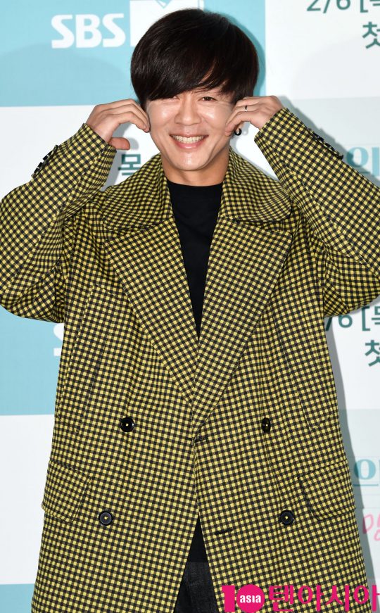 윤도현이 30일 오후 서울 마포구 상암동 SBS 프리즘타워에서 열린 SBS FiL 신규 예능 프로그램 ‘나의 음악쌤 밍글라바’ 제작발표회에 참석하고 있다.