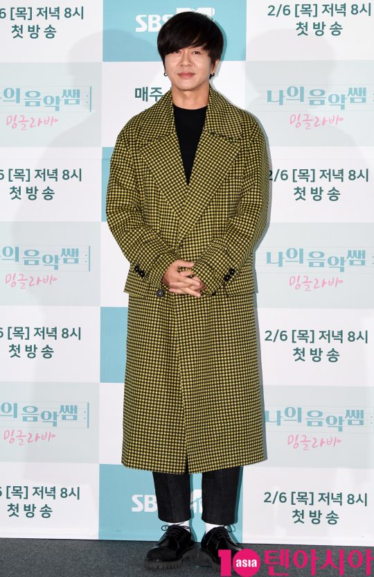 윤도현이 30일 오후 서울 마포구 상암동 SBS 프리즘타워에서 열린 SBS FiL 신규 예능 프로그램 ‘나의 음악쌤 밍글라바’ 제작발표회에 참석하고 있다.