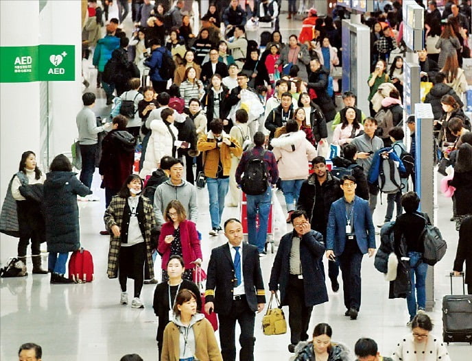 여행객들로 붐비는 인천국제공항 풍경(사진=한국경제 DB)