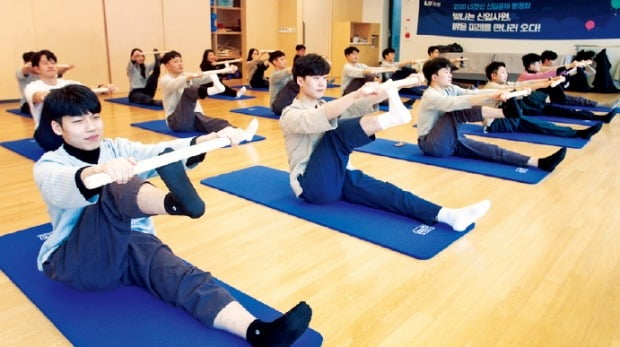 요가하고…농가 일손 돕고…“지금은 신입사원 연수중입니다”