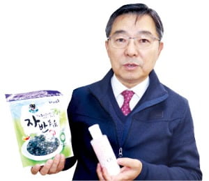 이갑현 세진테크 대표가 인천 본사에서 파우치 로터리 포장기계로 음식물을 충전하는 과정을 설명하고 있다.