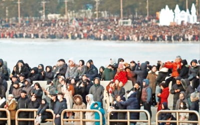 “새해 첫 해돋이 보자” 해운대에 인파 몰려