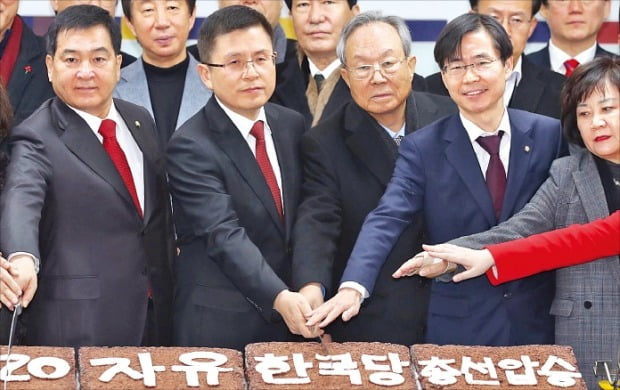 자유한국당 황교안 대표(왼쪽 두 번째)와 의원들이 1일 열린 2020년 신년인사회에서 축하떡을 자르고 있다. 왼쪽부터 심재철 원내대표, 황 대표, 박관용 상임고문(전 국회의장), 조경태 최고위원.  연합뉴스 